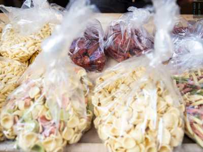 ...pacchi di taralli, cartellate, cavatelli e pomodori secchi...